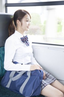 Arka planda trendeki genç Japon kız.