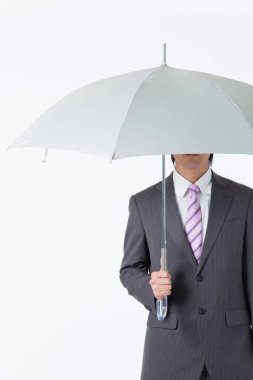 Ofiste şemsiyeli genç bir Japon.
