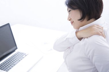 Ofisinde boyun ağrısı muzdarip işkadını