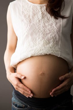 Hamile kadının karnını kapat.