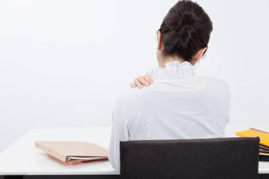 İş konsepti. Ofiste sırtı ağrıyan bir kadın.