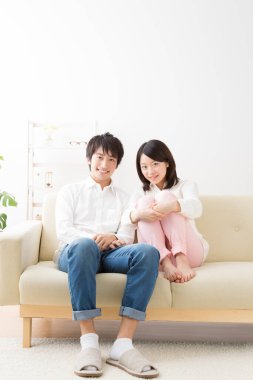 Kanepede birlikte oturan bir çift.