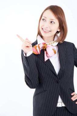 Genç Asyalı bir iş kadınının portresi parmağıyla işaret ediyor. 