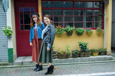 İki güzel genç kadın şehirde yürüyor.