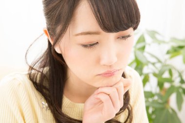 Asyalı genç kadın düşünme