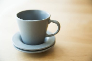 Bardağı ahşap bir masanın üzerine kapat.