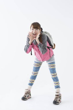 Stüdyoda gülümseyen Japon kadın yürüyüşçünün çığlığı.