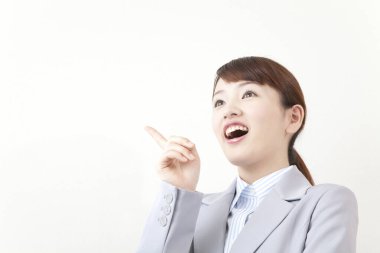 parmak ile işaret eden genç bir kadın 