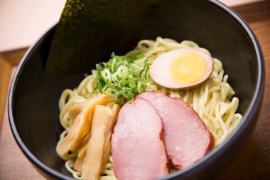 Japon usulü jambonlu ramen, yumurta ve yeşil soğan.. 