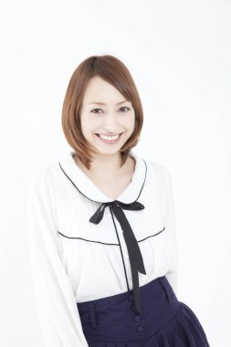 Beyaz arka planda poz veren genç bir kadın 