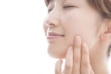 Yakın plan - doğal ciltli genç bir kadının portresi