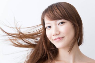 Gülümseyen ve kameraya bakarak Asyalı kadın.