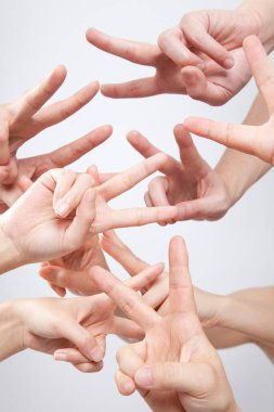 Eller zafer işaretleri yapıyor.