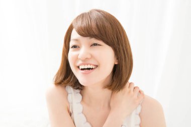 Beyaz arka planda gülümseyen kadın.