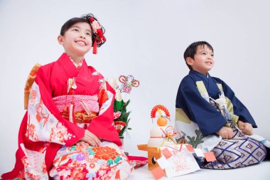 Beyaz arka planda izole edilmiş Japon erkek ve kız portresi