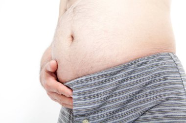 İç çamaşırlı şişman adam karnında yağ birikintisi gösteriyor. Uygun beslenme ve yerleşik yaşam tarzı kavramı 