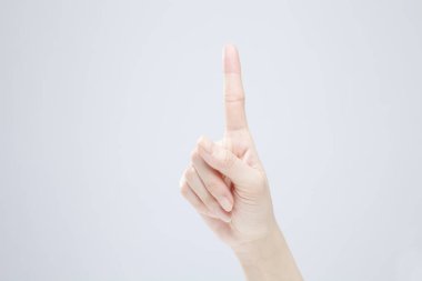 Beyaz arka planda el hareketi yapan kadınların yakın çekimi. 