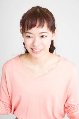 Beyaz arka planda genç Asyalı kadın portresi 