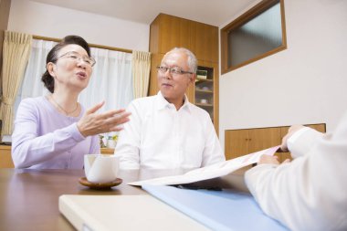 Masada belgeleri tartışan yaşlı çift