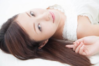 Beyaz arka planda güzel bir Asyalı kadının portresi.  