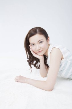 Asyalı kadın yerde yatarken