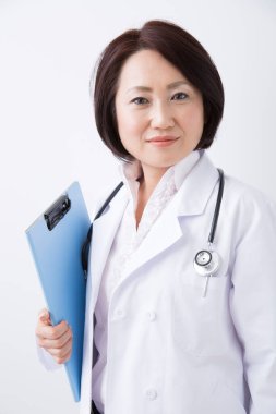 Dosyası olan güzel bir doktorun portresi.