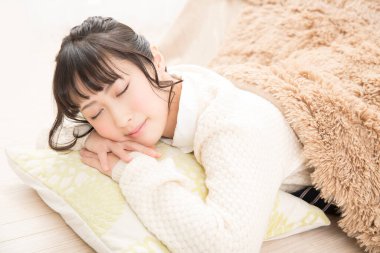 Güzel Asyalı kadın yerde uyuyor. 