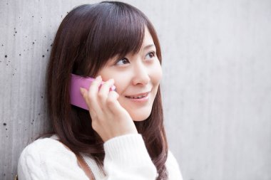Telefonu kullanan genç Asyalı kadın portresi 