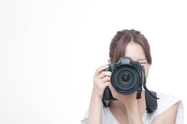 Kameralı genç Asyalı kadın.