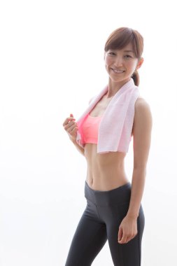 Spor salonunda havlusu olan genç bir kadın. 