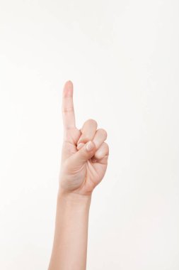 Beyaz arka planda el hareketi yapan kadınların yakın çekimi. 