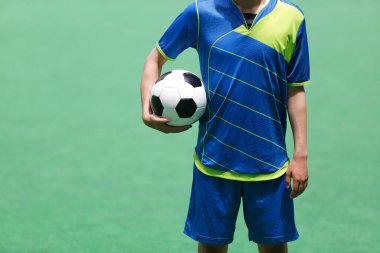 Futbol sahasında futbolcu