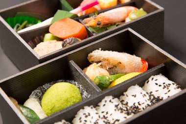 Lezzetli Asya yemeklerinin yakın görüntüsü