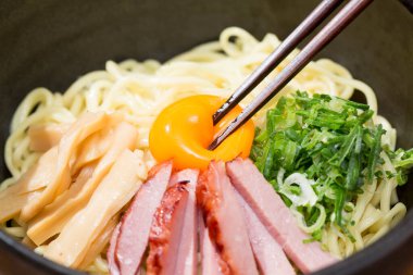 Japon usulü jambonlu ramen, yumurta ve yeşil soğan.. 