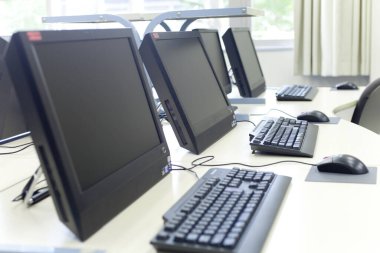 Mobilya ve bilgisayarlı boş sınıfın içi 