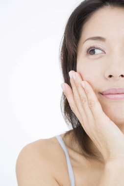 Beyaz arka planda güzel bir kadının portresi.