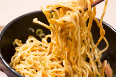 Kavanozlu geleneksel Çin eriştesi. 