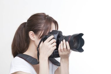 Kameralı genç Asyalı kadın.