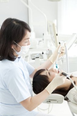 Dişçinin ofisindeki genç bayan.