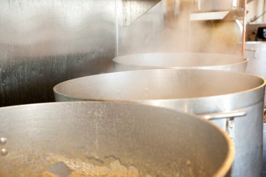 Endüstriyel mutfakta büyük buharlı tencereler