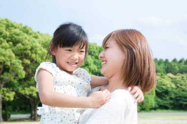 Anne ve kızı parkta.