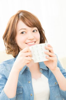 Bir kupa kahveyle güzel bir Asyalı genç bayan.