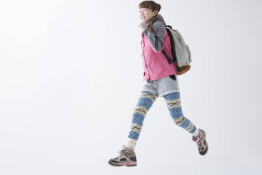 Gülümseyen Japon kadın yürüyüşçünün stüdyo portresi