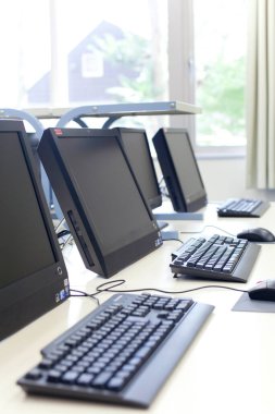Mobilya ve bilgisayarlı boş sınıfın içi 
