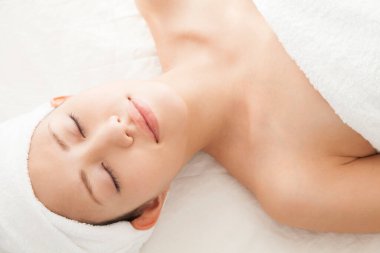 güzel Asyalı kadın masaj masanın üzerinde yatan