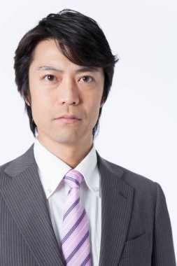 Takım elbiseli Asyalı iş adamının portresi.