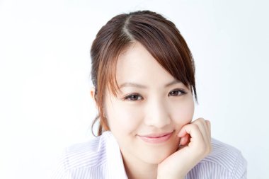 Beyaz arkaplan ile Asyalı kadın portresi