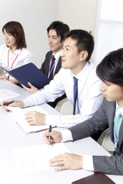 Bir grup genç Japon iş adamı projeyi tartışıyor. takım çalışması konsepti