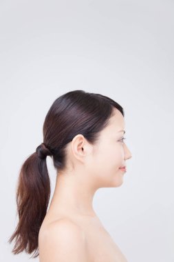 Çıplak omuzlu Asyalı kadın, stüdyo fotoğrafı.