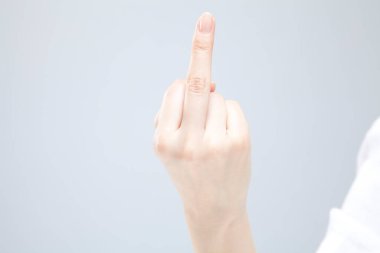 Beyaz arka planda el hareketi yapan kadınların yakın çekimi. 